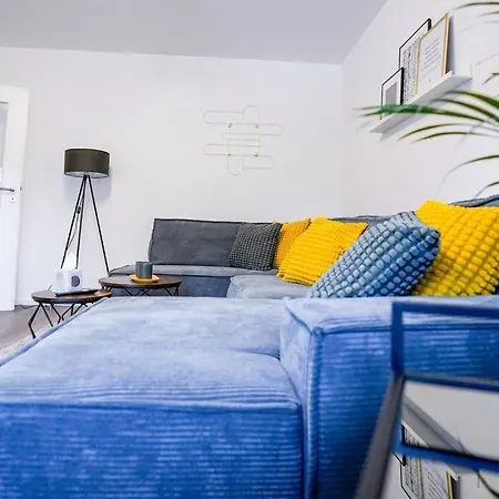 Yellow Station Apartment *